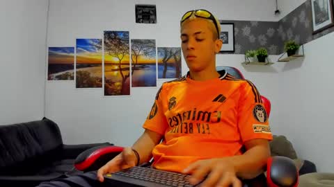 noah_flynn1 online show from October 7, 6:53 am