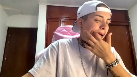 noah hehim    online show from January 25, 2:37 am