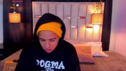 noah_smith04 online show from November 24, 3:33 pm