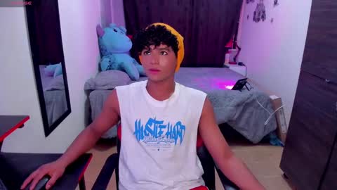 noah_smith04 online show from October 9, 3:17 pm