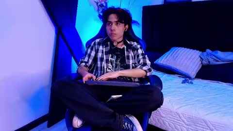 noah_starks online show from May 3, 4:07 am