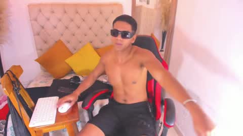 N O AH - S T H O  N E online show from March 28, 3:30 am