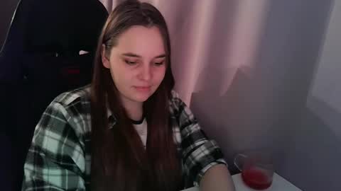 noir_ember_ online show from October 24, 1:34 pm