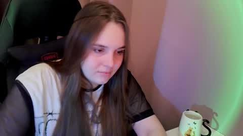 noir_ember_ online show from November 15, 1:35 pm