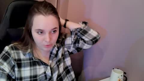 noir_ember_ online show from November 28, 12:45 pm