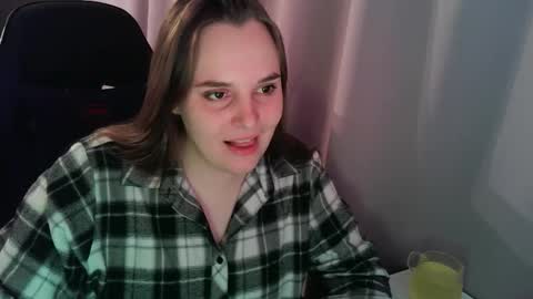 noir_ember_ online show from October 22, 12:51 pm