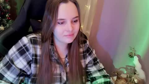 noir_ember_ online show from January 14, 2:25 pm