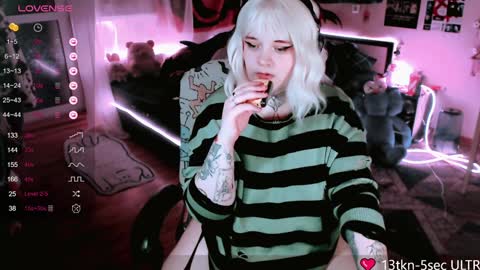 Snapshot of noori_hope chatting on February 1, 10:44 pm Noori online show from February 1, 10:44 pm