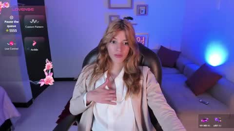 Snapshot of nora_vennucci chatting on February 20, 7:52 pm Nora online show from February 20, 7:52 pm