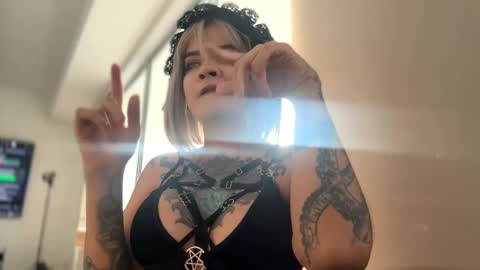 Snapshot of noxarcanee chatting on September 22, 10:36 pm Goth Darling online show from September 22, 10:36 pm