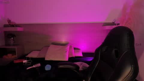 Snapshot of nyxshadow__ chatting on September 19, 5:33 am Nyx Shadow online show from September 19, 5:33 am