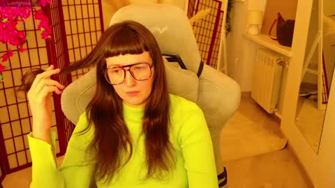 hey hey i am Lora and im new here hope to have some good time here 3 online show from April 3, 12:23 pm