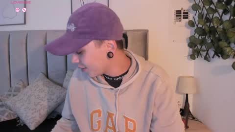 Sara Help me reach 1000 followers online show from May 22, 10:05 pm