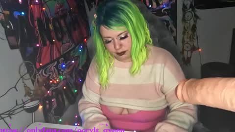Snapshot of occvlt_qveen chatting on January 18, 12:24 am occvlt qveen online show from January 18, 12:24 am