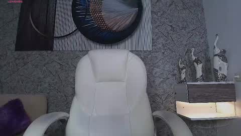 independent model online show from March 10, 3:16 pm