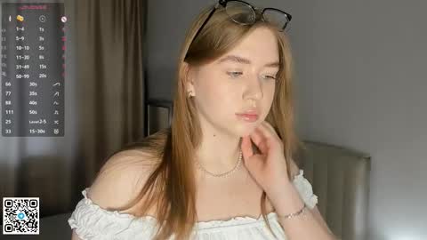 Snapshot of odelynharvison chatting on October 15, 4:38 am Elsa online show from October 15, 4:38 am