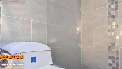 ohyesly_ online show from October 5, 8:38 pm