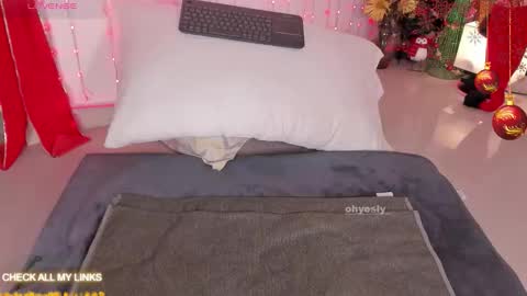 ohyesly_ online show from December 23, 10:10 am