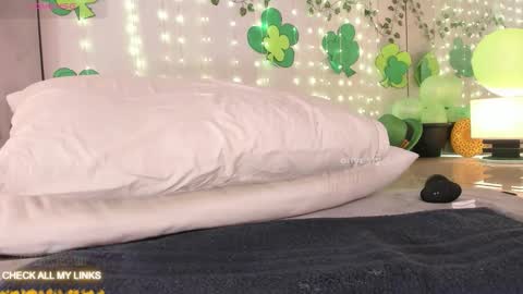 ohyesly_ online show from March 11, 10:40 am