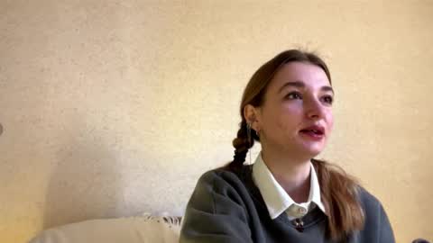 Olivia here online show from September 26, 9:06 am