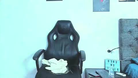 oliver_smith_2 online show from February 1, 8:28 pm