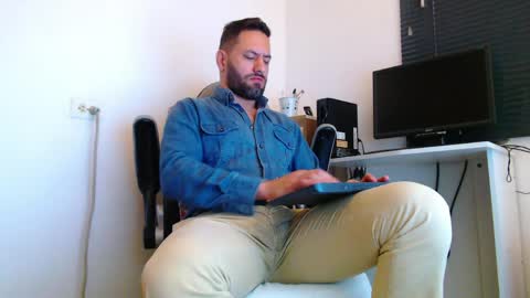 oliver online show from April 1, 1:41 pm