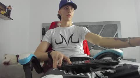 Snapshot of oliverthompson_01 chatting on February 7, 3:34 am oliverthompson_01 online show from February 7, 3:34 am