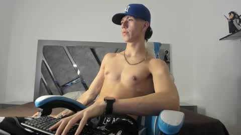Snapshot of oliverthompson_01 chatting on January 3, 7:06 am oliverthompson_01 online show from January 3, 7:06 am