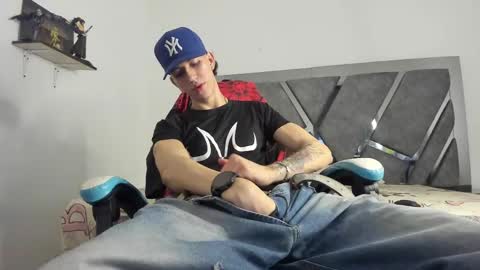 Snapshot of oliverthompson_01 chatting on February 21, 4:07 am oliverthompson_01 online show from February 21, 4:07 am