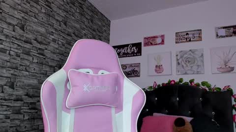 Snapshot of olivia22love chatting on February 3, 3:27 pm ..................................... 500 am- 1200 pm GMT-5 online show from February 3, 3:27 pm