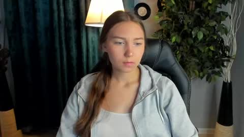 olivialangs online show from May 14, 10:46 am