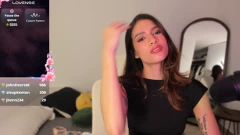 Snapshot of oliviaoliviaprince chatting on December 23, 2:45 am Olivia online show from December 23, 2:45 am