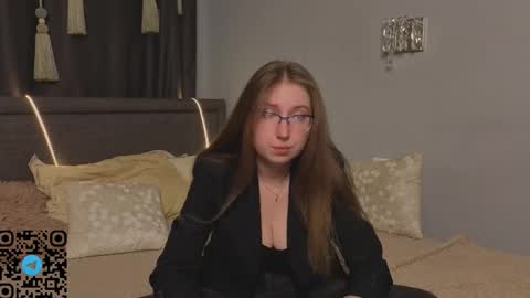 Snapshot of oliviavele chatting on September 17, 8:01 pm Kylie online show from September 17, 8:01 pm