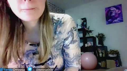 Snapshot of ommnia chatting on March 9, 7:37 pm Emma Talk only with followers online show from March 9, 7:37 pm