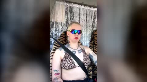 onegirlonevan online show from April 27, 11:08 am