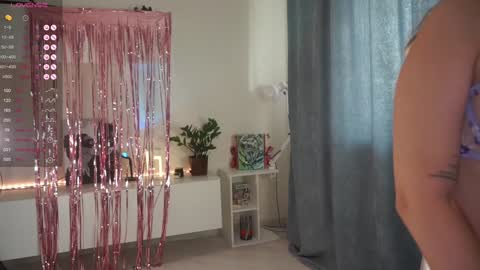 Snapshot of oneo_ chatting on September 18, 10:52 am SamLolita online show from September 18, 10:52 am