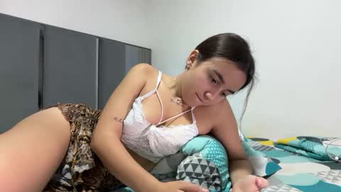 PAREJA LATINA JOVEN MUY CACHONDOS online show from April 2, 1:24 am