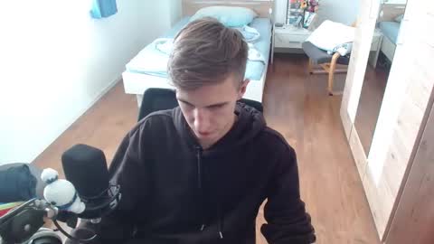 OverkneeBabe online show from October 18, 11:25 am