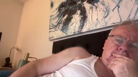 ozhairybearxxxx online show from December 7, 8:49 am