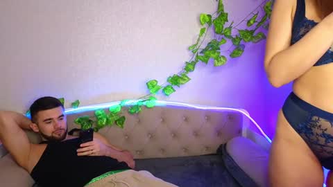 Snapshot of paradisepleasure_ chatting on January 20, 2:43 am Allie Alex Thumbs up if you like us online show from January 20, 2:43 am