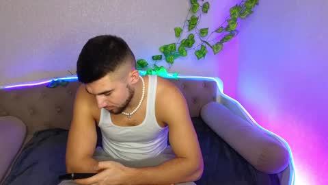 Snapshot of paradisepleasure_ chatting on January 27, 1:26 am Allie Alex Thumbs up if you like us online show from January 27, 1:26 am