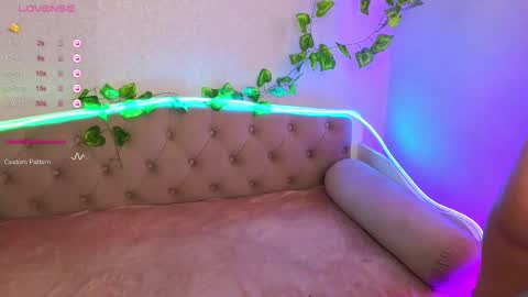 Snapshot of paradisepleasure_ chatting on February 21, 5:02 am Allie Alex Thumbs up if you like us online show from February 21, 5:02 am