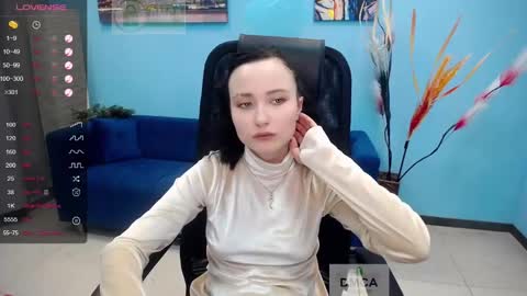 Snapshot of paradox_666_ chatting on January 17, 11:17 am Louise online show from January 17, 11:17 am