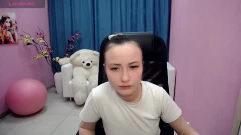 Snapshot of paradox_666_ chatting on February 10, 9:47 am Louise online show from February 10, 9:47 am