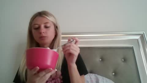 parisbaby2000 online show from October 22, 1:35 pm