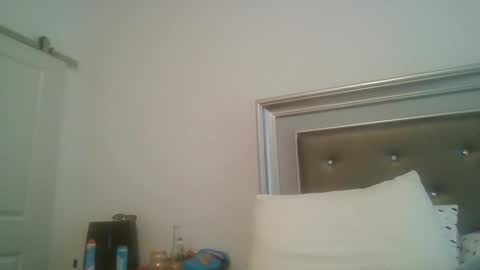 parisbaby2000 online show from September 29, 1:32 pm