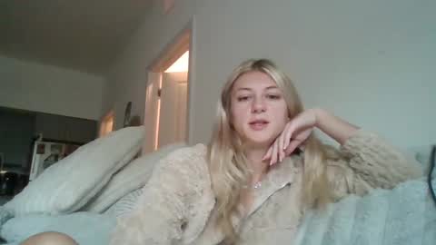 parisbaby2000 online show from October 8, 2:56 pm