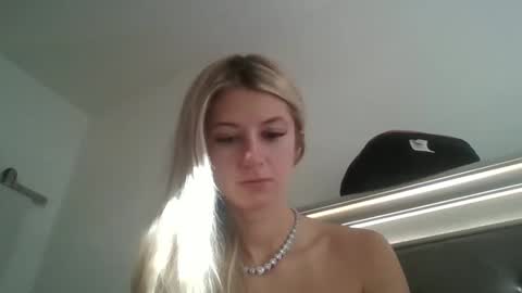 parisbaby2000 online show from November 4, 2:40 pm