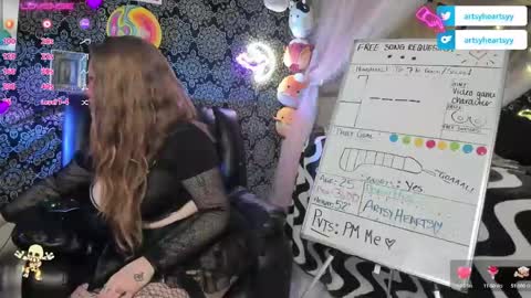 ArtsyHeartsyy online show from December 19, 2:12 am