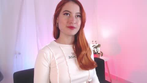 Snapshot of pear__moon chatting on January 29, 10:43 pm LILLY online show from January 29, 10:43 pm